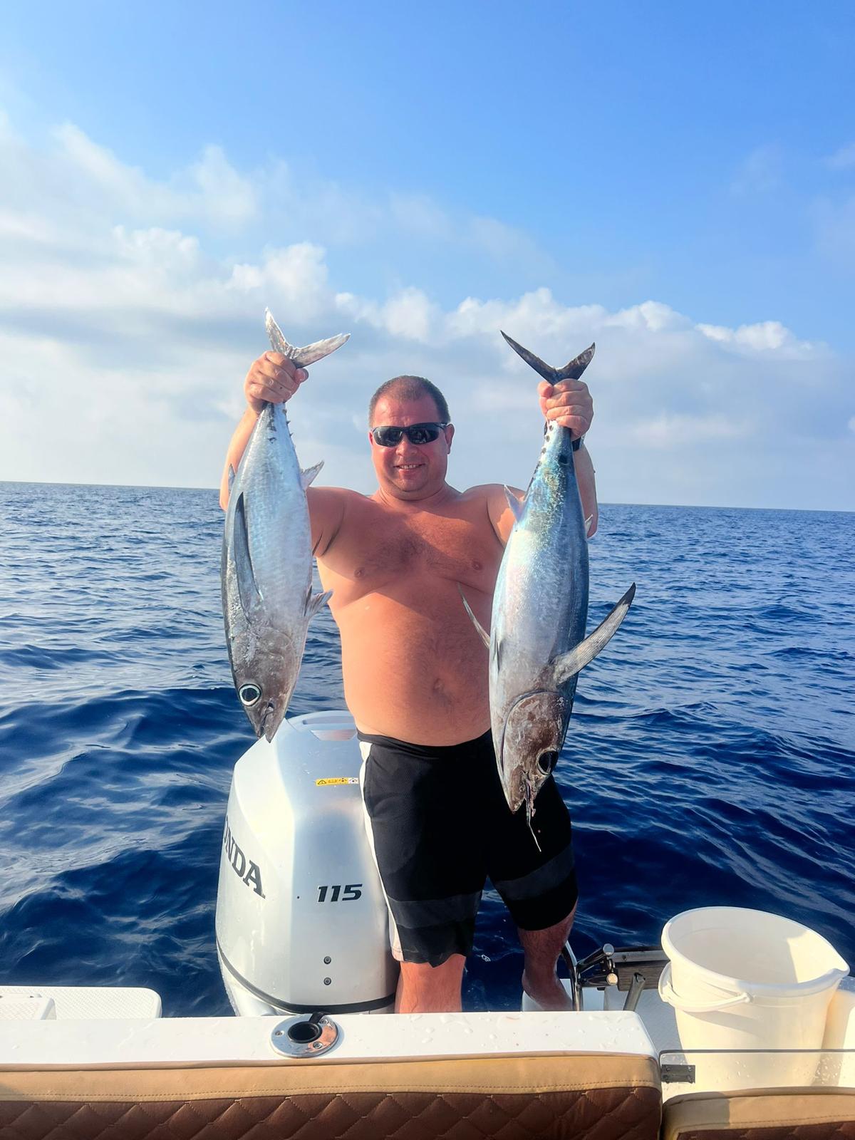 Modern balık turu teknesi